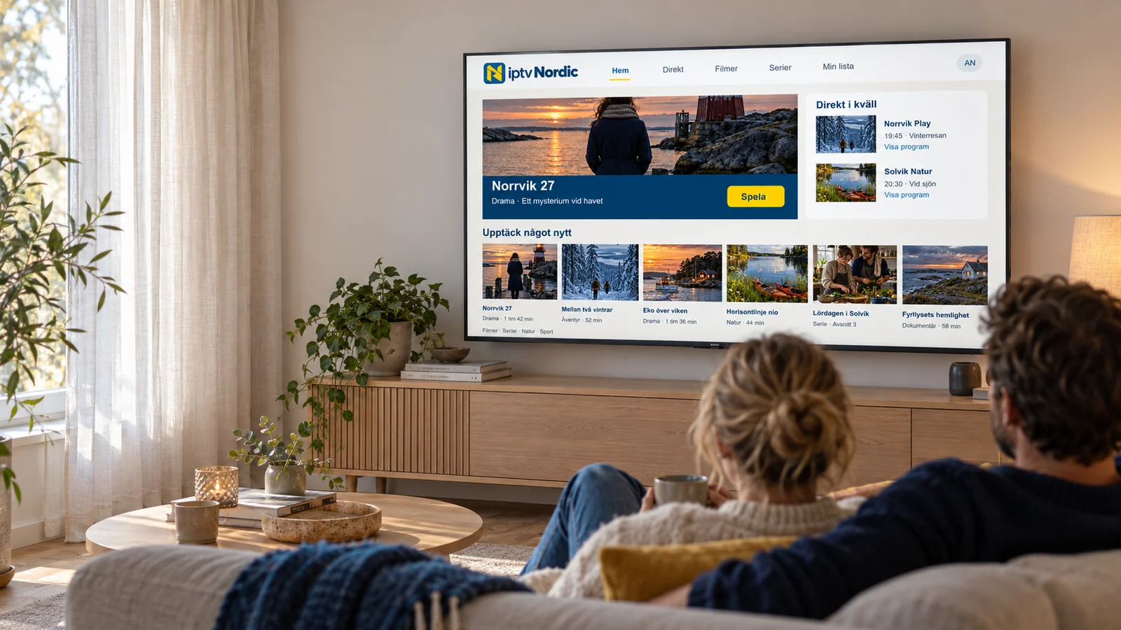 Två personer i soffan tittar på IPTV Nordic på en stor tv i ett ljust svenskt vardagsrum.